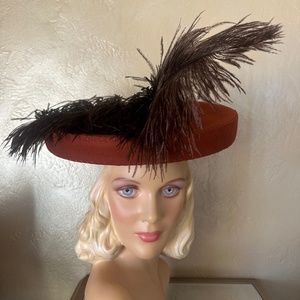 RAVISHING 1940s' CINNAMON COLOR TILT FELT HAT WITH LARGE BROWN FEATHERS + JEWEL